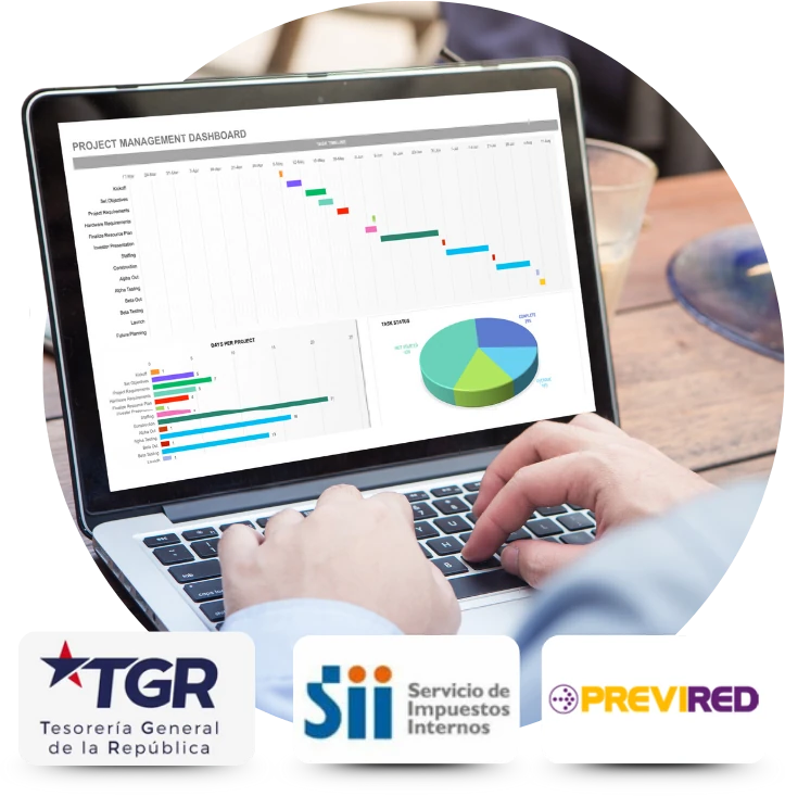 Dashboard Contable Tributario Pymes Consultora Gómez Manos usando un portátil con un dashboard de gestión de proyectos y logos de TGR, SII y Previred, representando los servicios contables y tributarios de Consultora Gómez para Pymes
